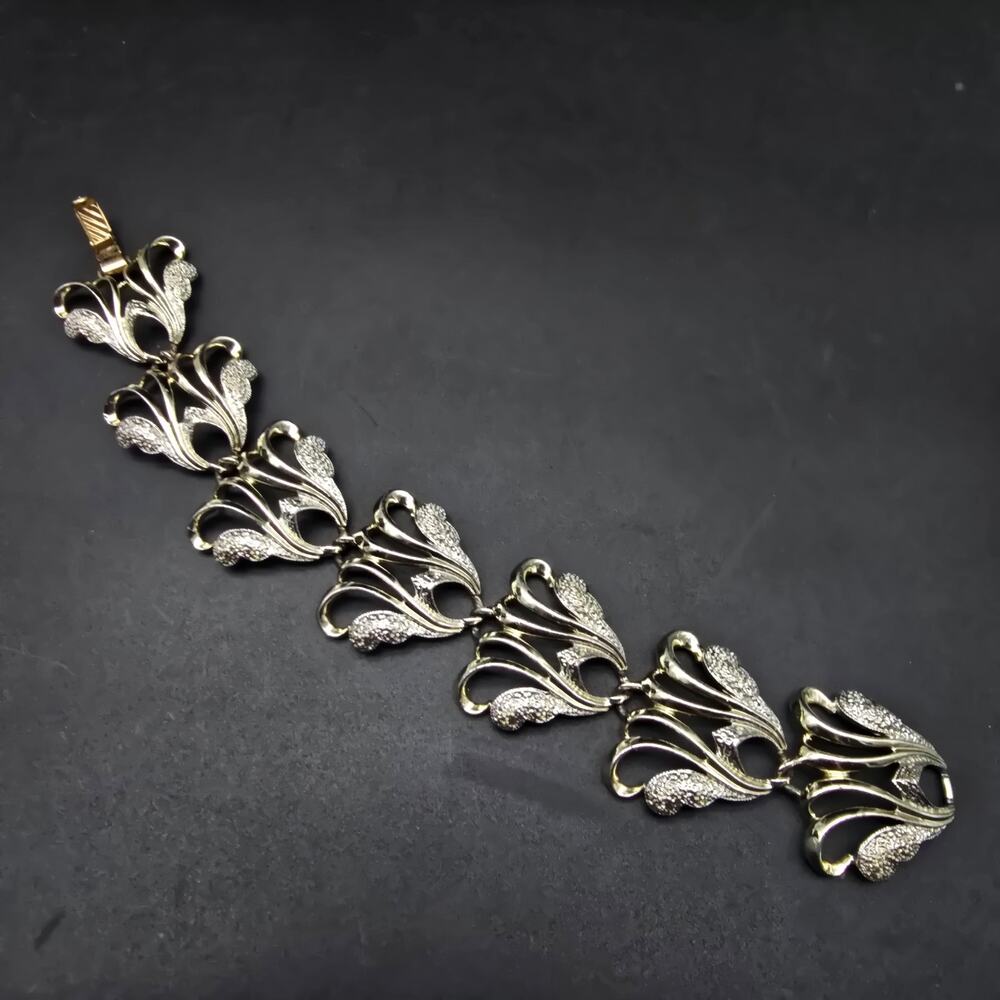 Sarah Coventry Frosted Feather Link Bracelet Silver Tone Vintage Jewelry - Picture 8 of 12